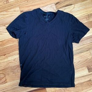 Medium Mack Weldon v-neck t-shirt